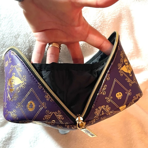 🍎✨ NWT Bath & Body Works – Evil Queen Cosmetic Bag for Makeup & Essentials 🖤 - Picture 9 of 17